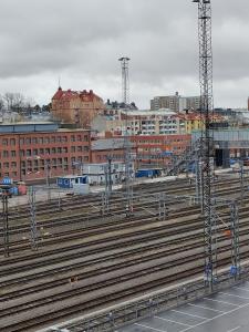 图尔库Vaunukatu的城市中拥有建筑物的火车轨道