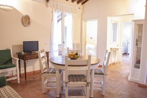 圣温琴佐Casa VELIA 78Mq a 30 metri dal Mare di San Vincenzo的厨房以及带桌椅的用餐室。