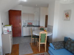 Apartman Berki的厨房或小厨房