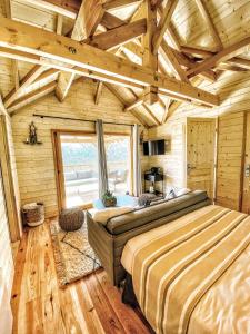 CasabiancaU Castellu di A Sulana的小木屋内一间卧室,配有一张大床