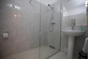 卡兰塞贝什Regal Ballroom的带淋浴和盥洗盆的浴室