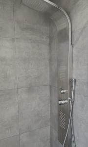 斯基亚索斯镇LUXURY VILLA SEVEN的浴室里设有玻璃门淋浴