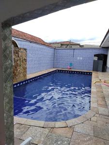 大普拉亚Pousada&Hostel Lincoln Praia Grande的后院的蓝色海水游泳池