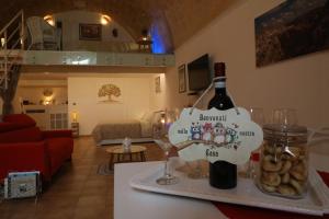 马泰拉Il Risveglio nei Sassi的客厅的桌子上放一瓶葡萄酒