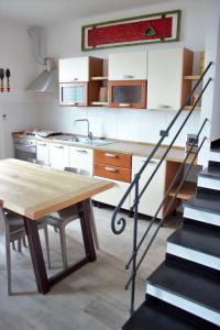 雷科Azalea的厨房设有木桌和楼梯。