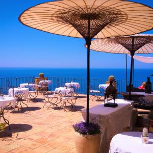 皮肖塔玛露丽沃酒店的一个带桌椅和遮阳伞的庭院