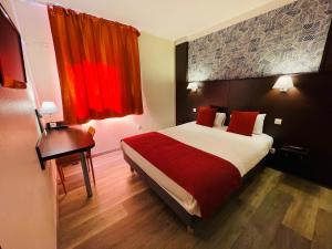 第戎Hôtel Restaurant Kyriad Direct DIJON NORD - Zenith - Toison d'Or的一间卧室配有一张床、一张书桌和红色窗帘