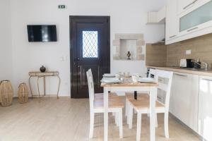 卡米拉日Villa Mira的厨房配有桌椅和门