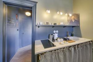 雷恩LE CELESTINE - Centre Historique -的一间带水槽和蓝色墙壁的浴室