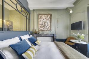 雷恩LE CELESTINE - Centre Historique -的一间卧室配有一张大床和蓝色床头板