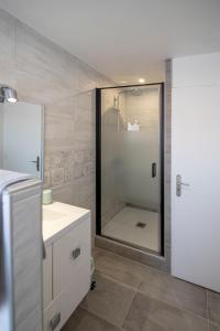 达克斯T2 3 étoiles de charme 40 m2 centre ville Dax的带淋浴、白色水槽和淋浴的浴室
