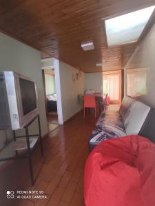 波哥大Hogar COLONIAL的客房设有一张床和一台平面电视。