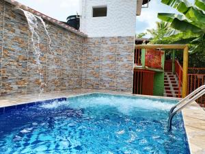拉米萨Casa guadua piscina privada的一个带喷泉的游泳池