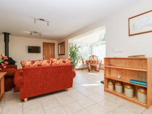 雷德鲁斯Mynheer Farm Bowji的客厅配有红色的沙发和桌子