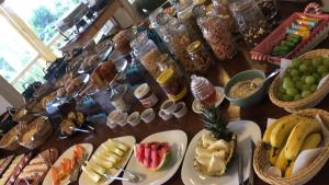 乌巴图巴Pousada Vista Dell Mar的桌子上放着食物和水果篮子