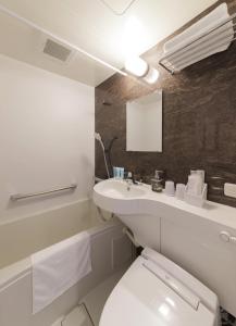 大阪Five Hotel Osaka的浴室配有白色卫生间和盥洗盆。