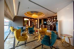 迪拜第一城堡套房酒店的客厅配有椅子和桌子