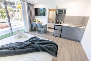 布里斯班City Star Lodge的一间卧室配有一张床铺,床上有毯子