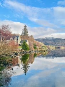 马莱格Loch Morar Private Suite的湖畔房子