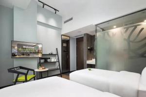 广州广州春天里精品酒店的卧室配有白色的床和镜子