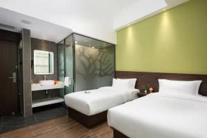 广州广州春天里精品酒店的酒店客房带两张床和一间浴室