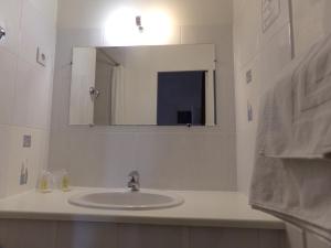 勒芒Ashley Hôtel Le Mans Centre Gare的白色的浴室设有水槽和镜子