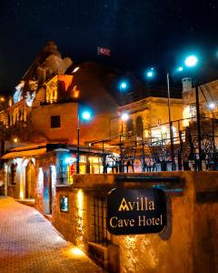 格雷梅Avilla Cave Hotel的一座晚上有洞穴酒店的建筑