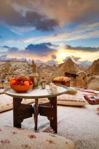 格雷梅Avilla Cave Hotel的一张桌子,上面放着一碗水果,享有美景