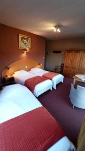 拉罗什-阿登乐木屋酒店的一间酒店客房,房间内设有三张床