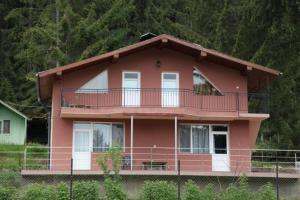 OrlinoВили Сара的粉红色的房子,上面设有阳台