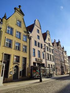 埃尔布隆格Apartament Elbląg GoodEnergy - Stare Miasto, Oldtown, Altstadt的城市街道上的一排建筑物
