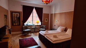 厄斯特松德Leopold Boutique Hotel的一间卧室配有一张床、一张桌子和一个窗户。