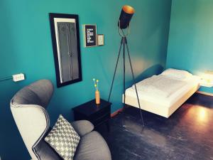 卢塞恩卢塞恩背包客旅舍的配有床、灯和椅子的房间
