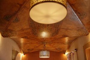 马拉喀什Elegancia Riad Boutique & SPA的天花板,建筑的天花板,木制天花板