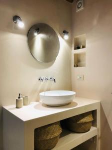 诺托O'scià Loft的浴室设有水槽和墙上的镜子