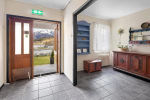 于尔维克Hardanger Guesthouse的走廊,门通往房间