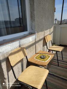 克卢日-纳波卡Apartment Farmec的阳台配有2把椅子和1张桌子