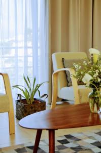 卡尼索Villa Reis Caniço的客厅配有咖啡桌和椅子