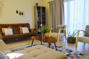 卡尼索Villa Reis Caniço的客厅配有沙发和桌子