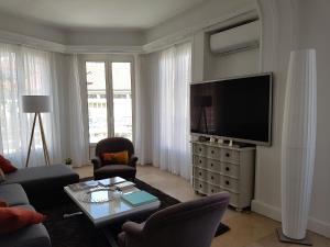 蒙特卡罗Appartement Centre ville carré d'Or的带沙发和电视的客厅