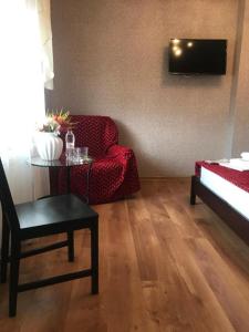 卡巴丁卡Связь Времён Гостевой Дом的客厅配有红色的沙发和椅子
