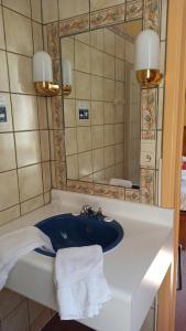 乐木屋酒店的一间浴室
