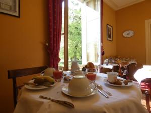 圣萨蒂南德玛内卡特纳酒店 - 勒芒的茶壶和盘子桌子