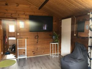 UndenäsThree Rooms stuga i stugby near National Park的客厅设有壁挂式平面电视。