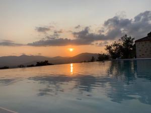 帕拉米夏Astrali Stone Villas的一座享有日落美景的游泳池