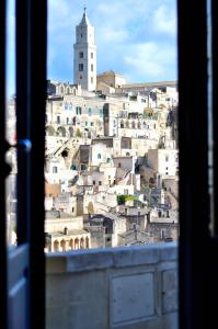 马泰拉Loggia delle stelle的从窗户可欣赏到城市美景