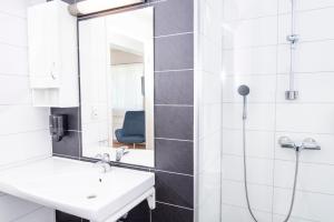 LavikLavik Fjord Hotel & Apartments的一间带水槽和镜子的浴室