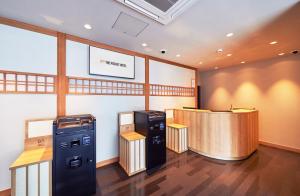 京都THE POCKET HOTEL Kyoto Karasuma Gojo的快餐店,设有酒吧和现金登记册