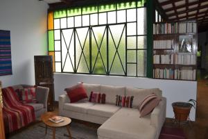 萨尔塔Casona Leguizamon的带沙发和彩色玻璃窗的客厅