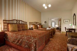 霍巴特哈德利东方酒店的一间酒店客房,房间内设有两张床